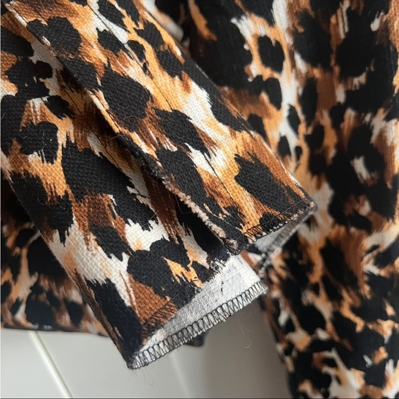 St John. Animal Print Ankle Length Pant, in Excellent Pre Loved Condition - Picture 3 of 7